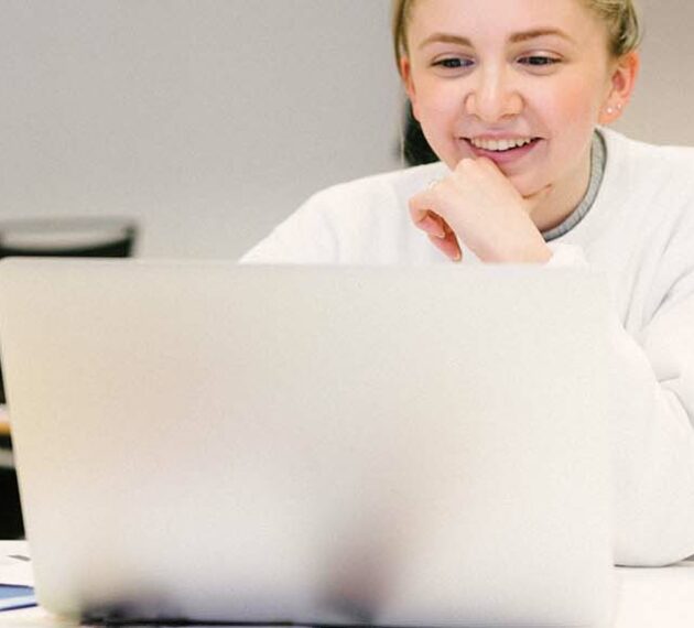 header étudiante en cours sur son ordinateur