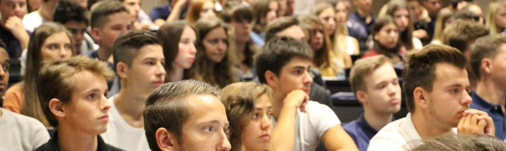 header étudiants amphi