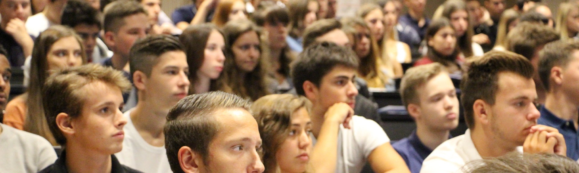 header étudiants amphi