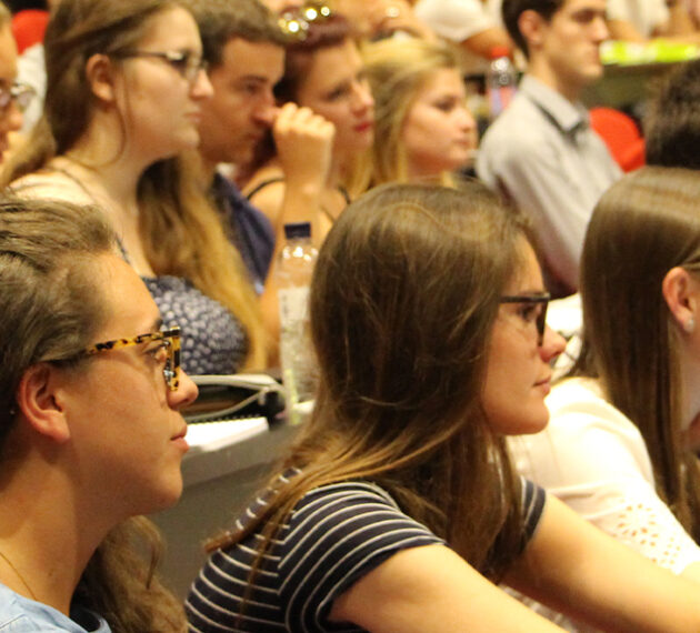 header étudiants en amphi en cours