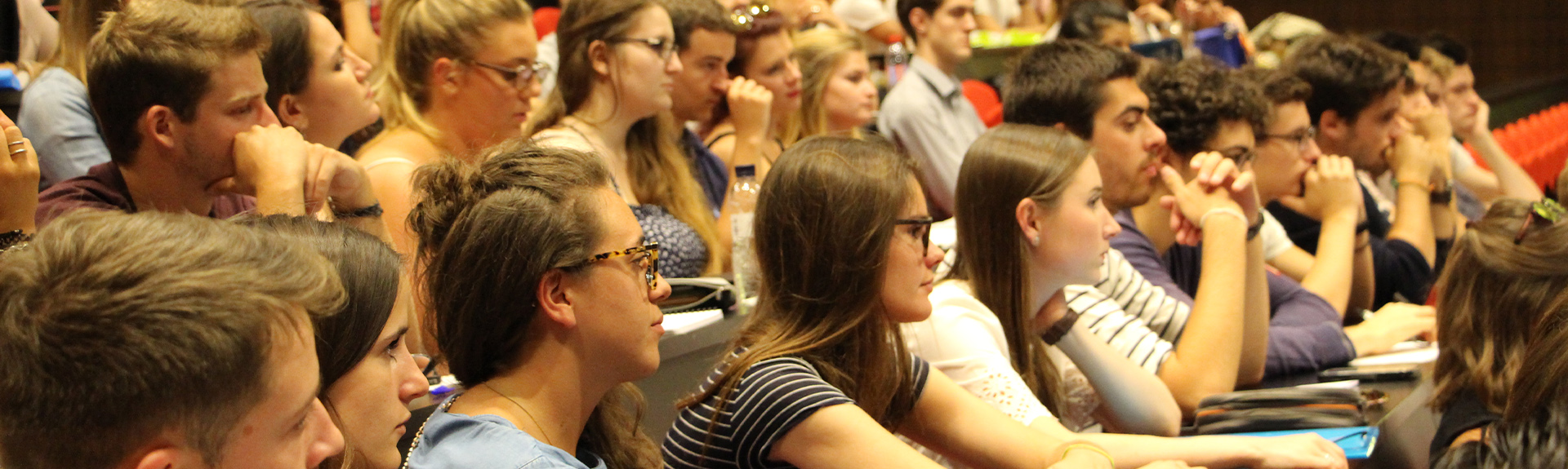 header étudiants en amphi en cours