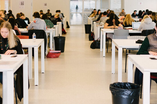 header bibliothèque campus saint paul étudiants qui révisent