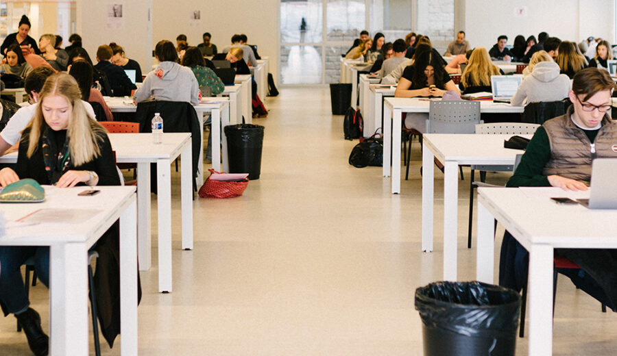 header bibliothèque campus saint paul étudiants qui révisent