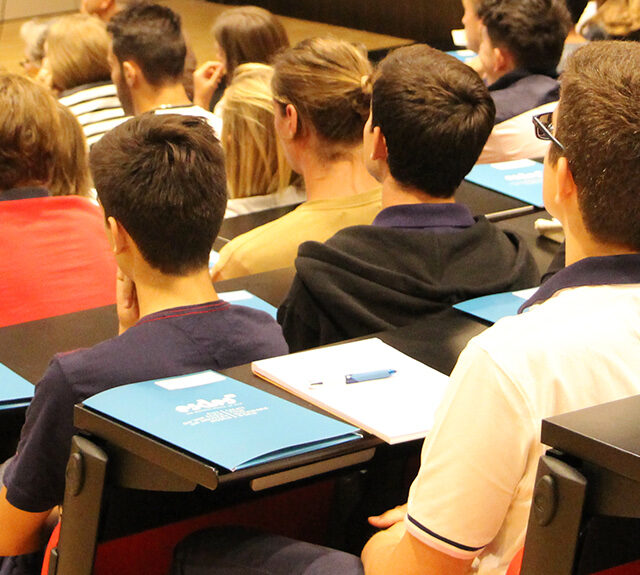 header étudiants en amphi