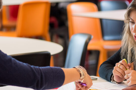 header étudiants cafétaria discussion