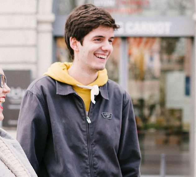 étudiants devant campus