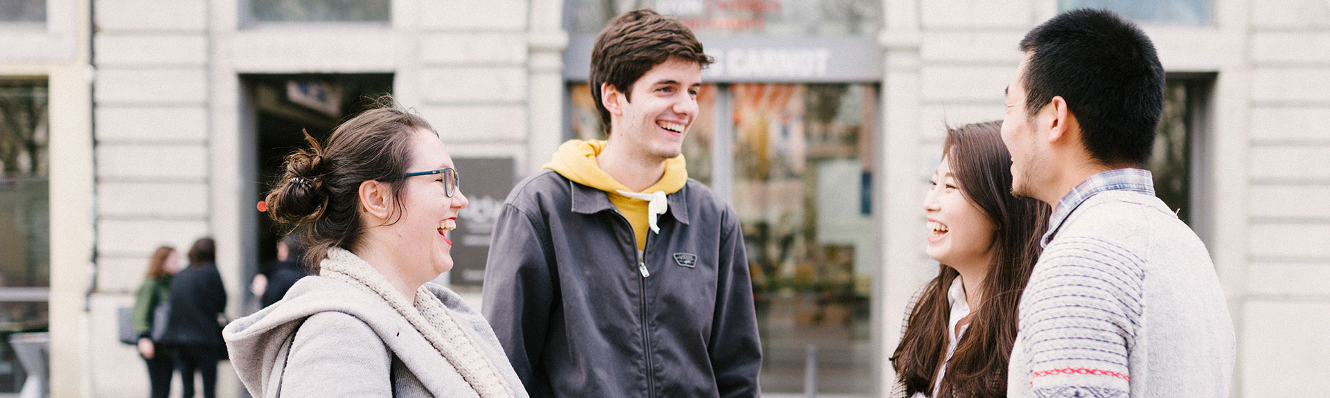 étudiants devant campus