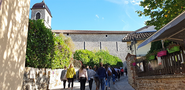 photo étudiants visite pérouges