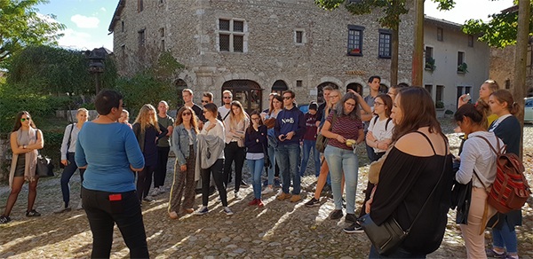 photo étudiants visite pérouges