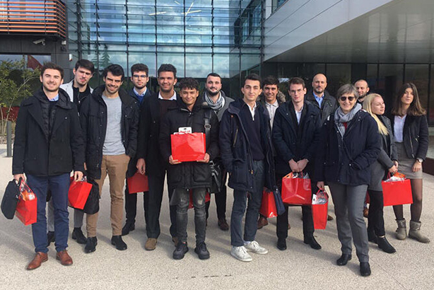 photo étudiants devant l'entreprise SEB