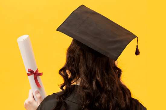 header étudiante diplômée d'école de commerce en toge et chapeau de dos avec son diplôme