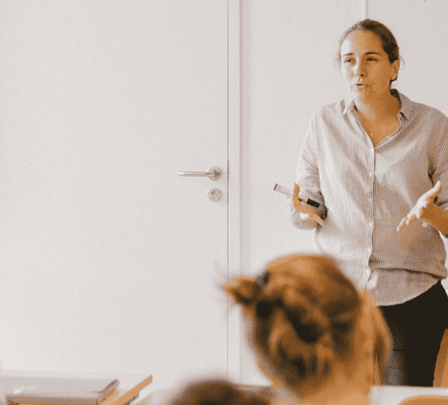 header professeur en classe avec des étudiants