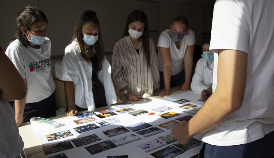 rentrée etudiants travaillent en groupe