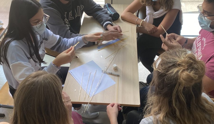 rentrée etudiants travaillent en groupe