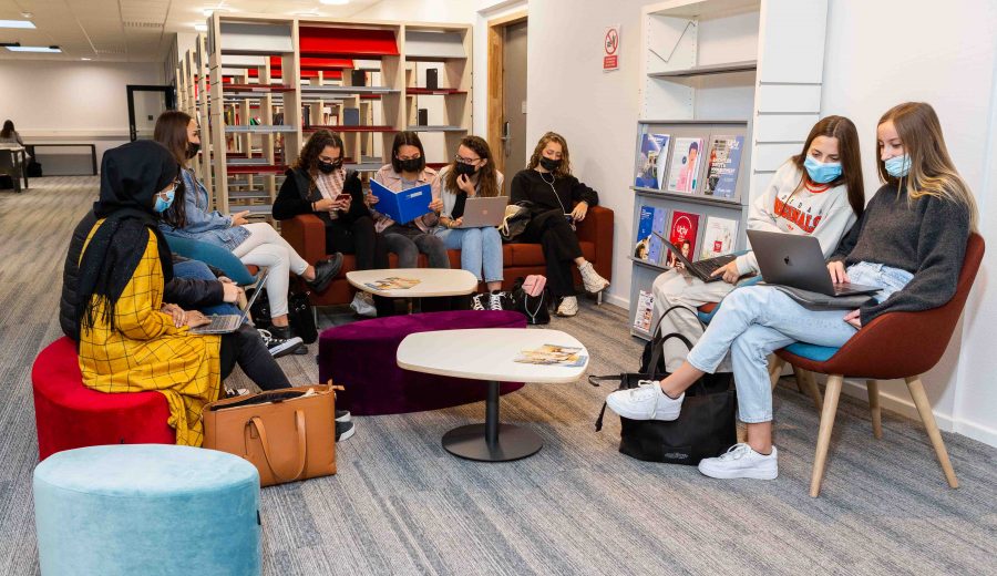 étudiants à annecy dans la bibliothèque masqués