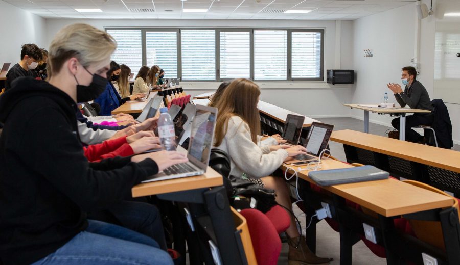 Etudiants masqués en cours à Annecy