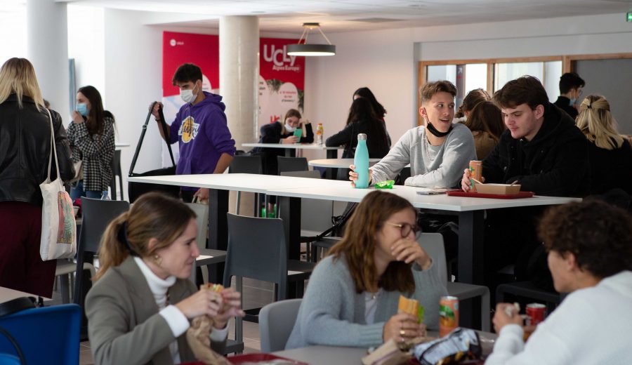 Etudiants Ucly Annecy mangent à la cafétéria