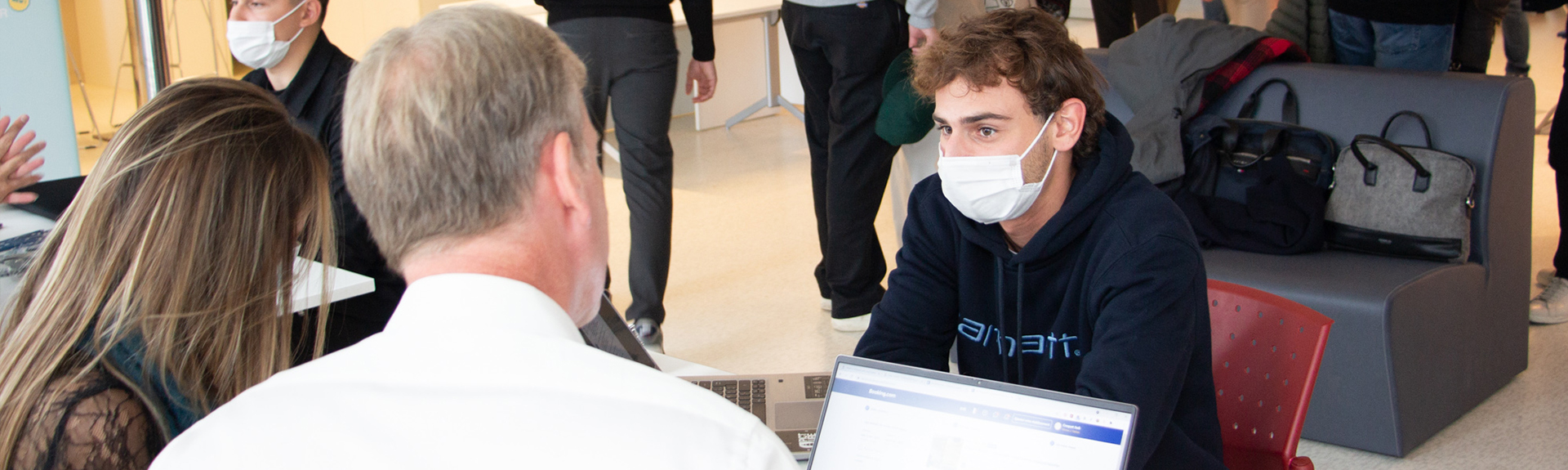 étudiant masqué