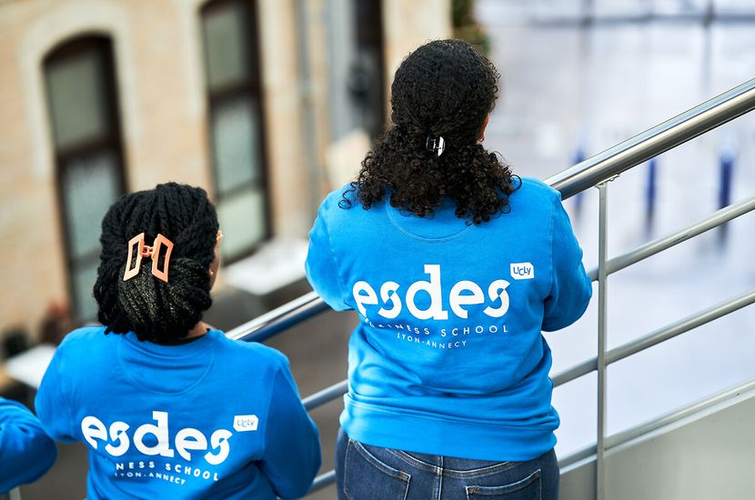 Étudiantes portant des sweats bleus ESDES sur le campus